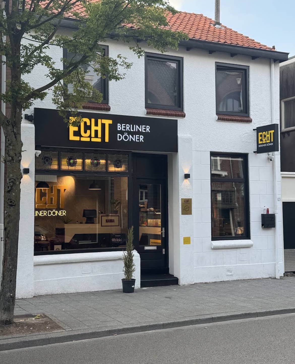 De gevel van Echt Berliner Döner in Tilburg